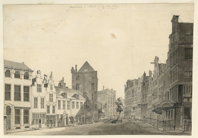 203036 Gezicht vanaf de Ganzenmarkt te Utrecht in de richting van de Oudegracht, met in het midden het wed naar de ...